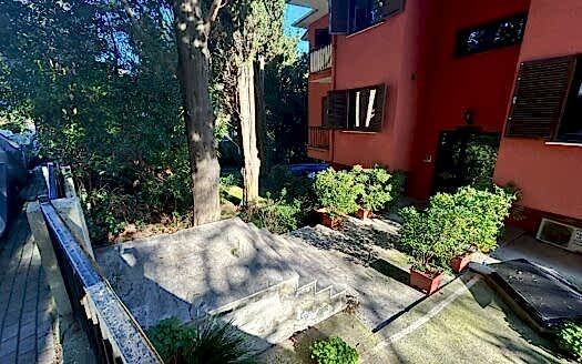 BEBEK KORTEL KORUSUNDA BOĞAZ MANZARALI VE HAVUZLU SATILIK MÜSTAKİL BİNA